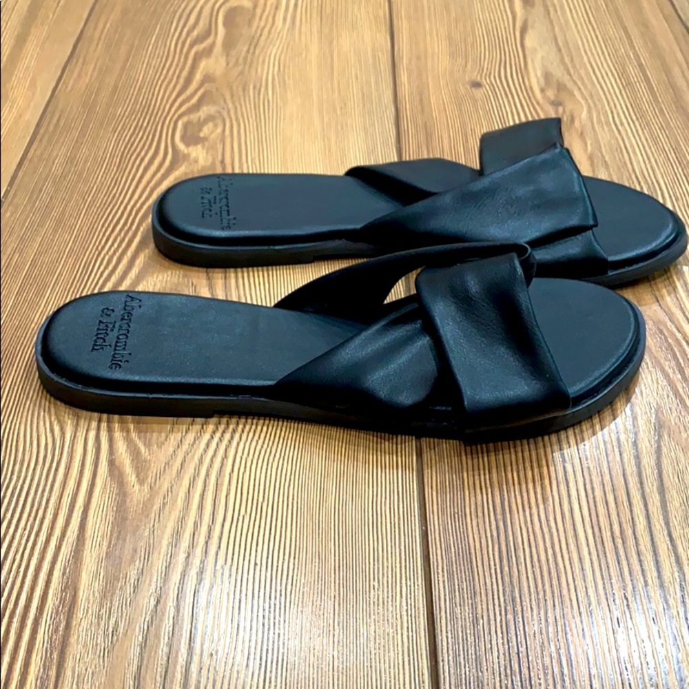 New w/o tags Abercrombie sandals. Size 6/7.